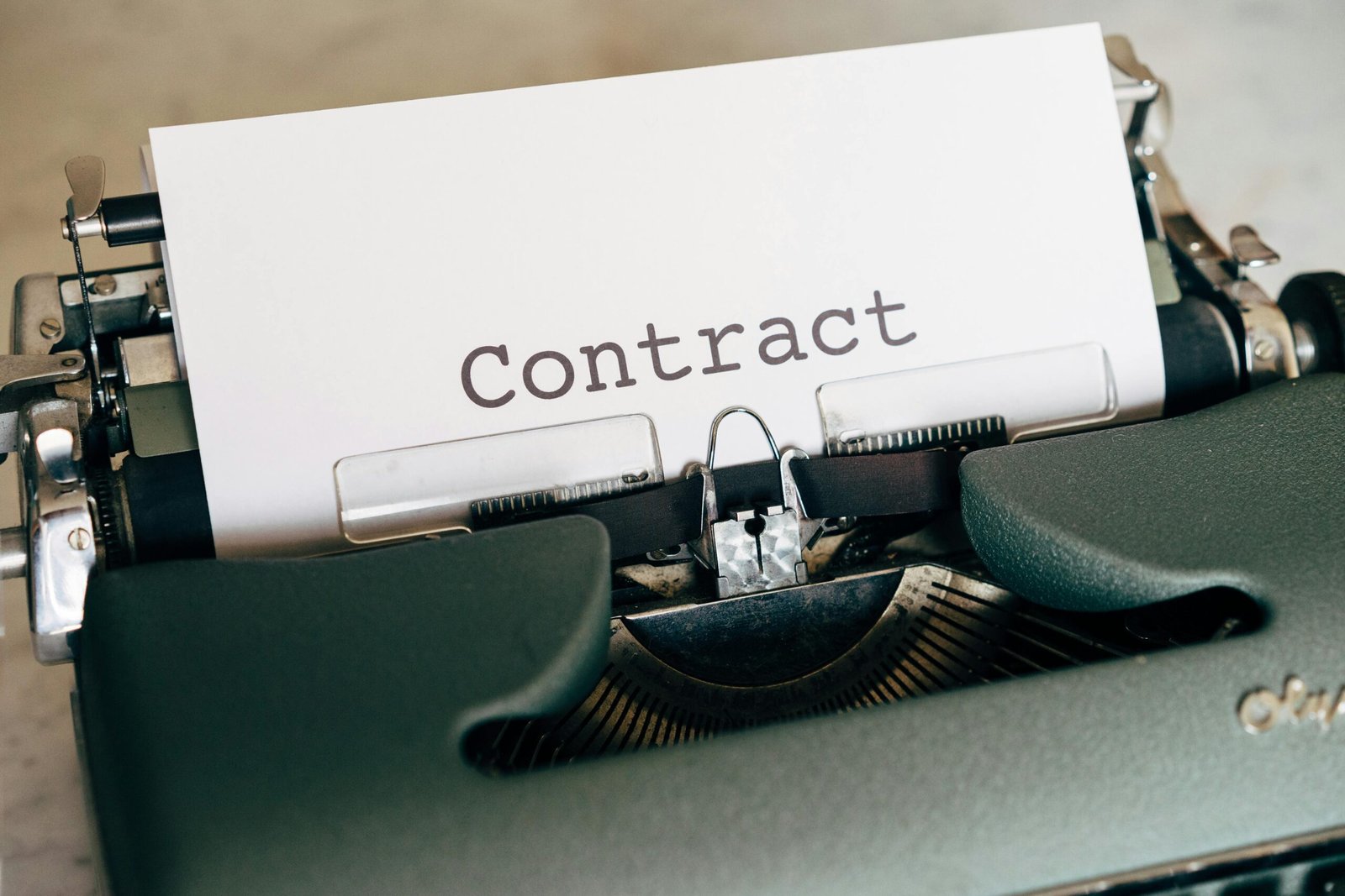 Contrato de compraventa entre particulares: 7 errores que pueden costarte dinero (y cómo evitarlos)